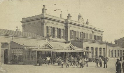 <p>Het oude stationsgebouw dat in 1865 is gebouwd op de voormalige vestingwerken, foto uit 1920. [GAZ_SZU002026647]</p>
